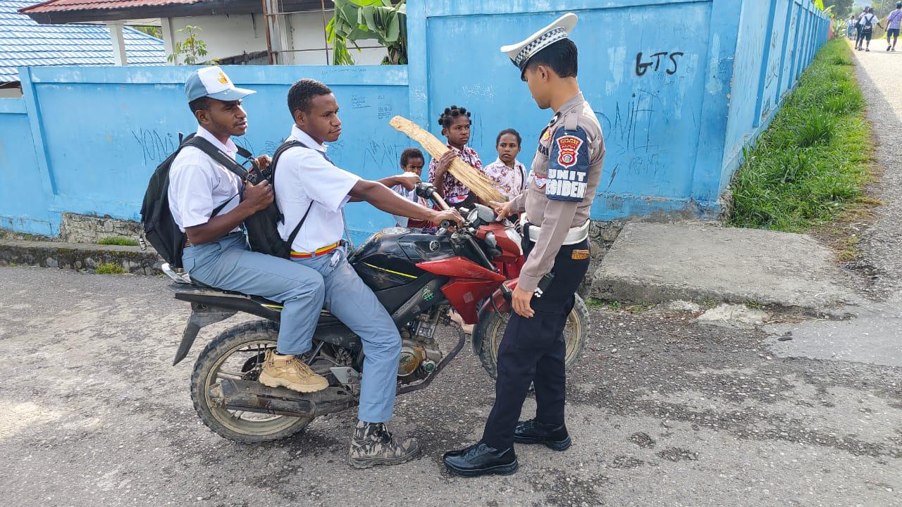 Sat Lantas Polres Tolikara Gelar Gatur Lalin Pagi & Bagikan Bendera Merah Putih Mini Sambut HUT RI ke-80