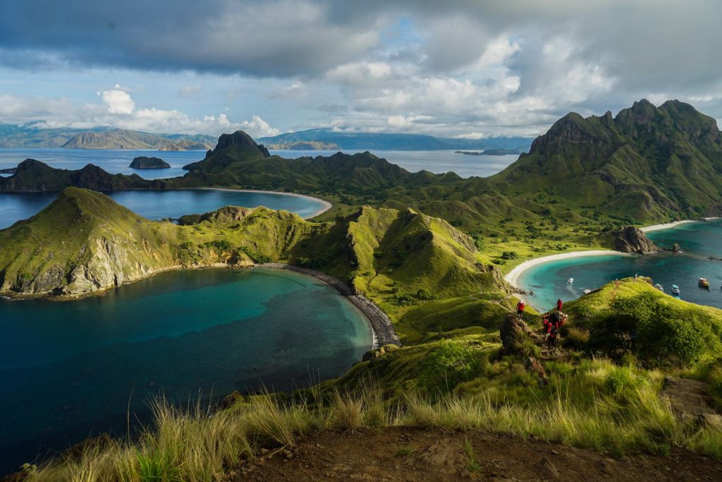 Wisata Alam Nusantara 2025: Digitalisasi, Sustainability, dan Tren Baru Pariwisata Indonesia