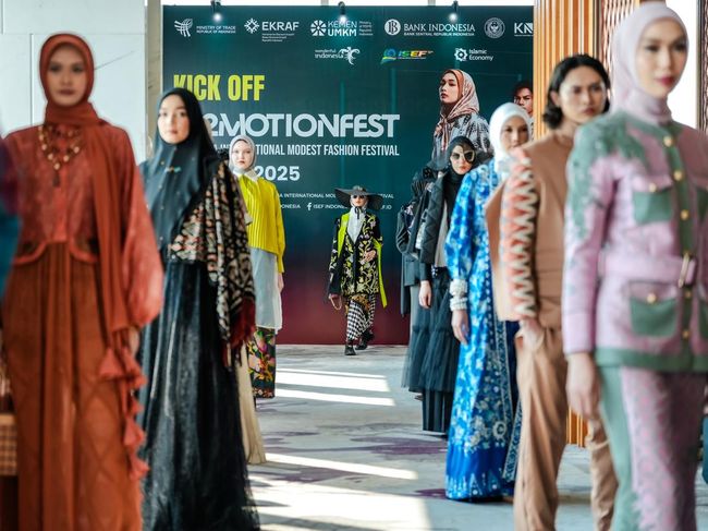 Tren Busana Muslim Modern Indonesia 2025: Modest Fashion, Inovasi Desainer, dan Pasar Global