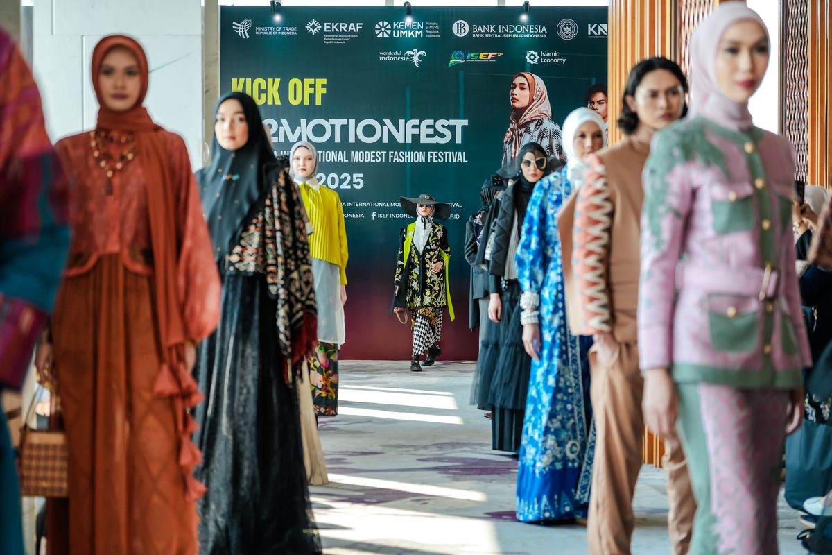 Fashion Muslim 2025: Tren Modest Wear, Teknologi Digital, dan Pasar Global